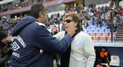 Gustavo Munúa y Juan Ramón Carrasco y el saludo, previo al partido: JR dirigió a Munúa en la selección uruguaya absoluta en 2003.