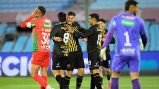 Lucas Ferreira, Nicolás Fernández y Matías Arezo celebran el primer gol de Peñarol contra Boston River&nbsp;