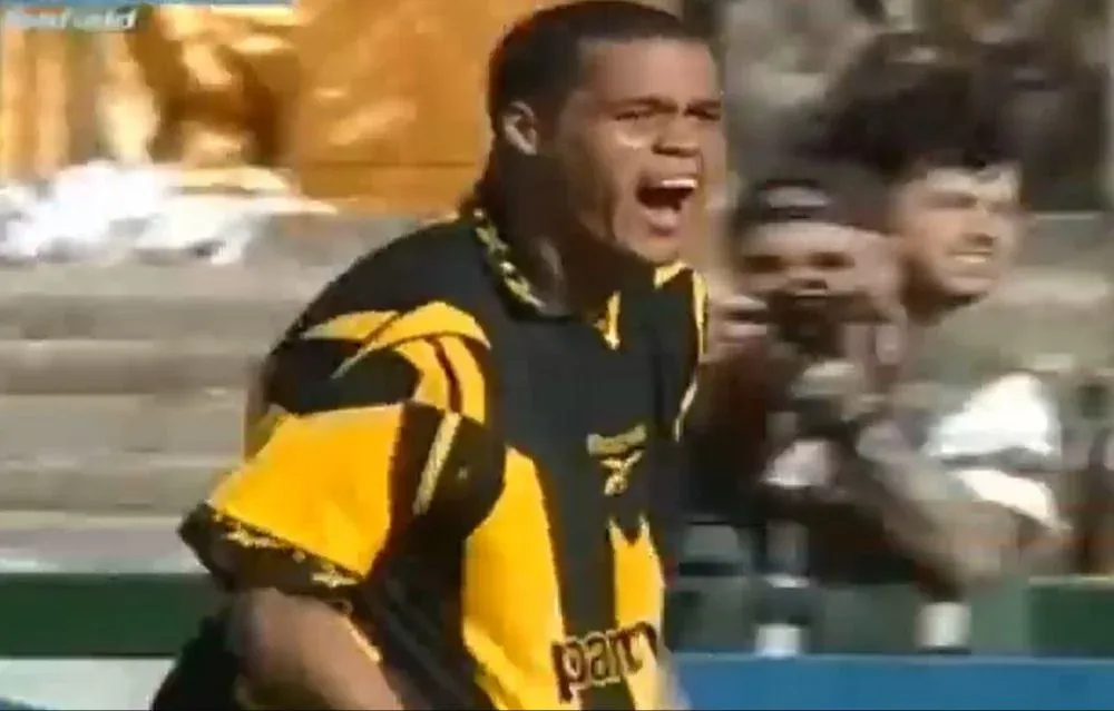 Darío Rodríguez festeja su gol clásico para Peñarol ante Nacional en la final del Campeonato Uruguayo de 1999