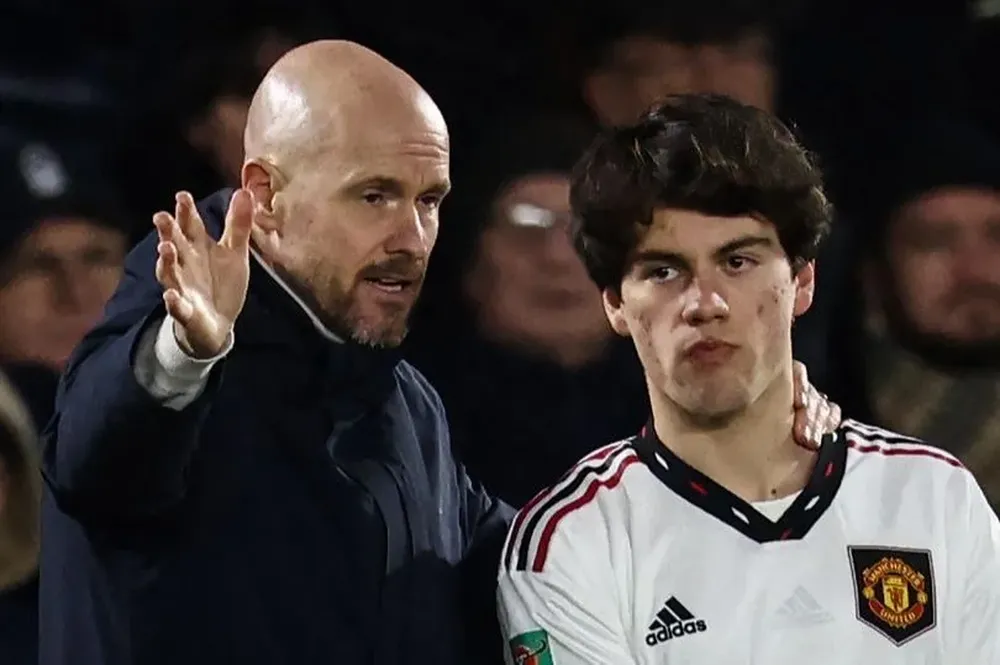 Ten Hag hablando con Pellistri el día del partido ante Nottingham Woodland por la Copa de la Liga
