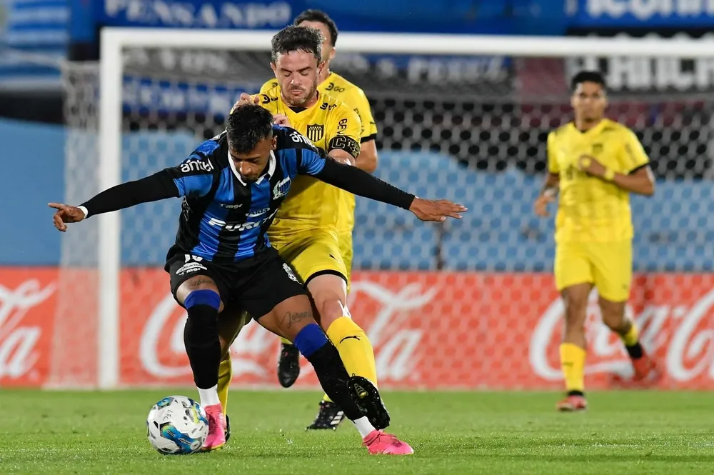 Lucas Hernández ante Luciano Rodríguez