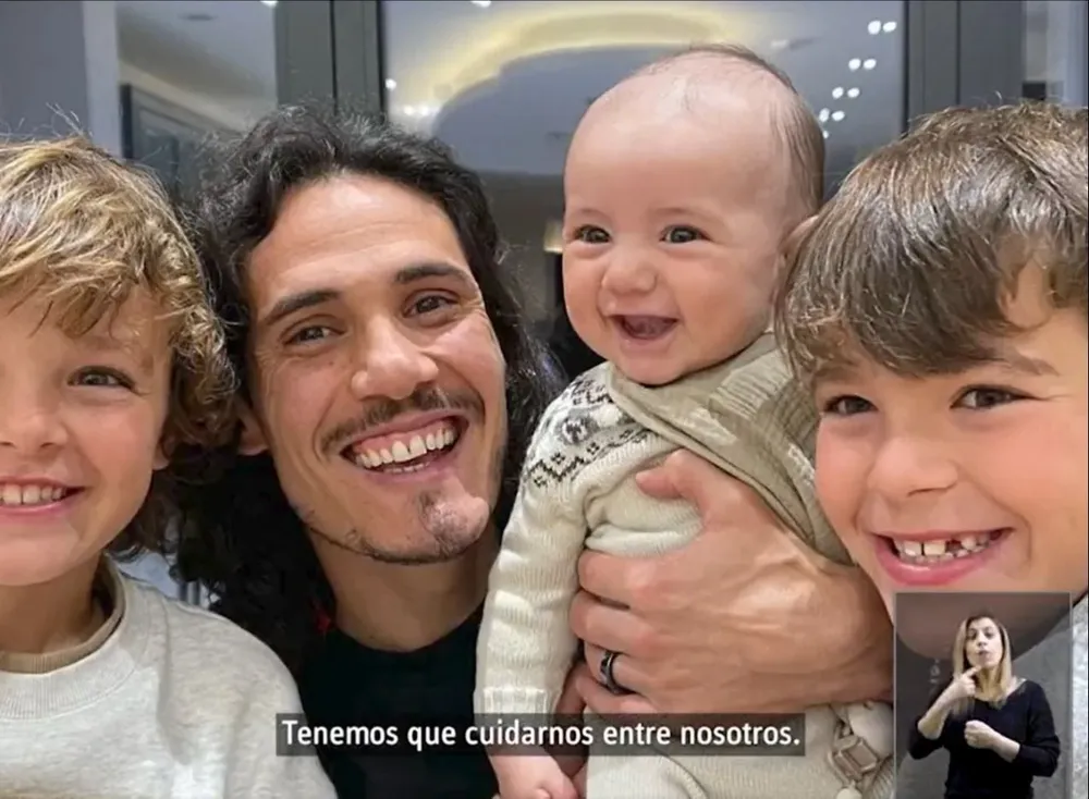 Edinson Cavani y sus niños en una campaña provacunación
