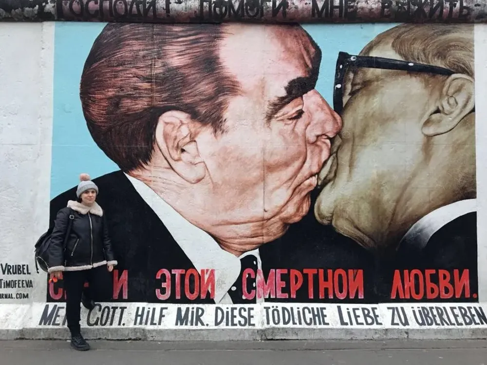 Mural en el Berlín de hoy que recuerda el famoso beso de 1979 entre el líder soviético Leonid Brezhnev y Erich Honecker, de Alemania Oriental