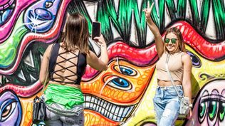 Wynwood Walls, un museo de arte callejero a cielo abierto en el corazón del barrio, recibe 3 millones de visitantes al año.