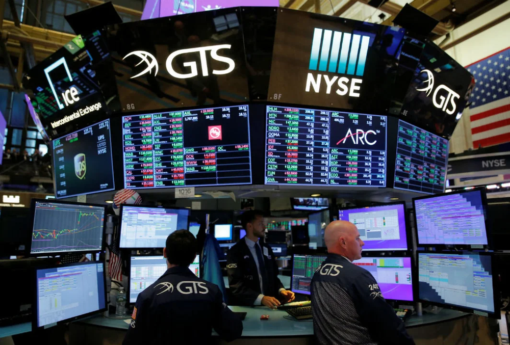 El riesgo país perforó los 900 puntos y en las operaciones de pre market ya se ubica en 893 puntos.