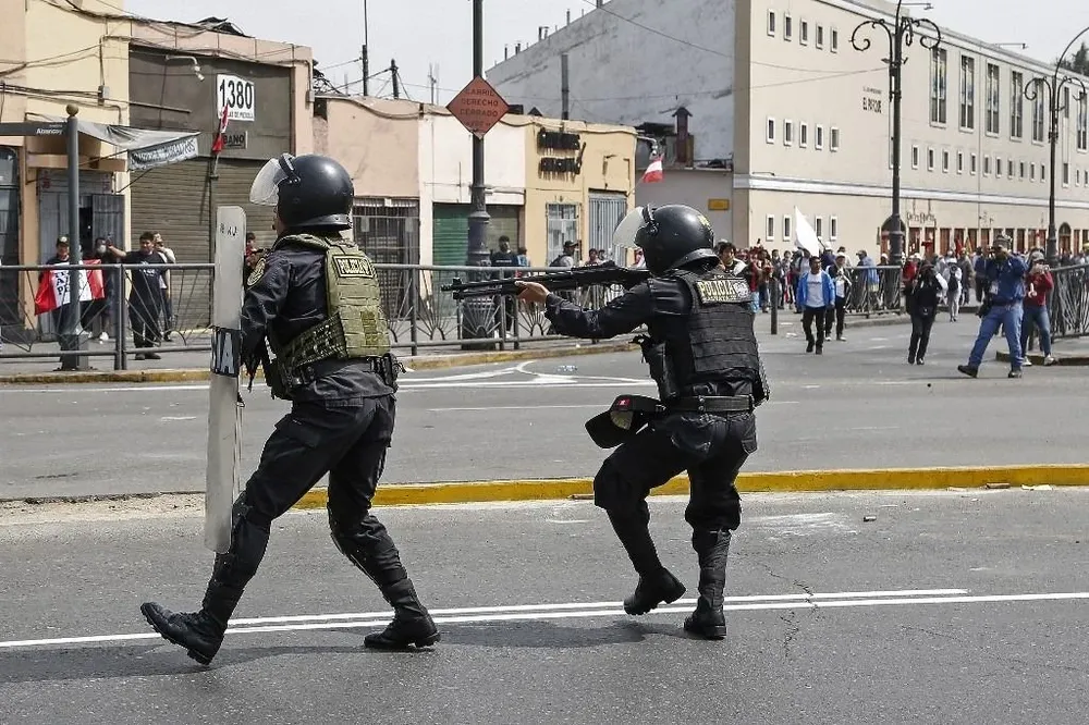 Los manifestantes se reunieron frente al Congreso, donde Boluarte daba su mensaje, y fueron violentamente reprimidos.