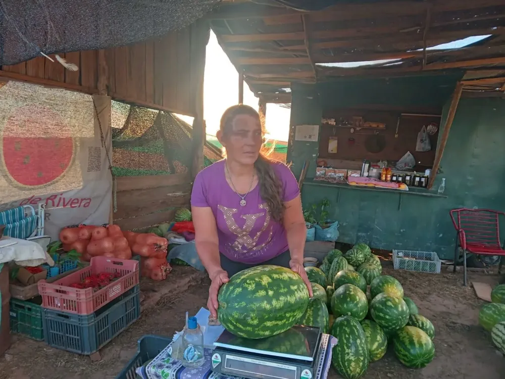 Claudia Cuebas, en su puesto ubicado al costado de la ruta 5.