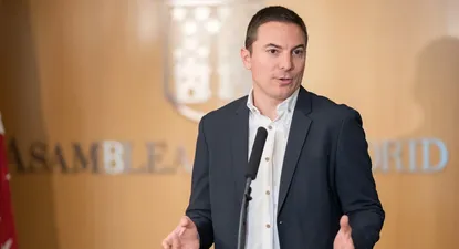 El portavoz del PSOE en la Asamblea, Juan Lobato, ofrece declaraciones durante un pleno de la Asamblea de Madrid