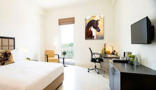 Una de las habitaciones del hotel que tiene capacidad para 70 personas