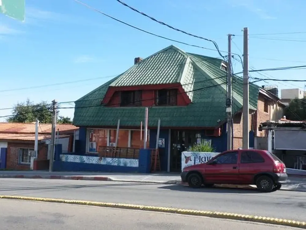 El solar tiene una superficie de 711 metros cuadrados.
