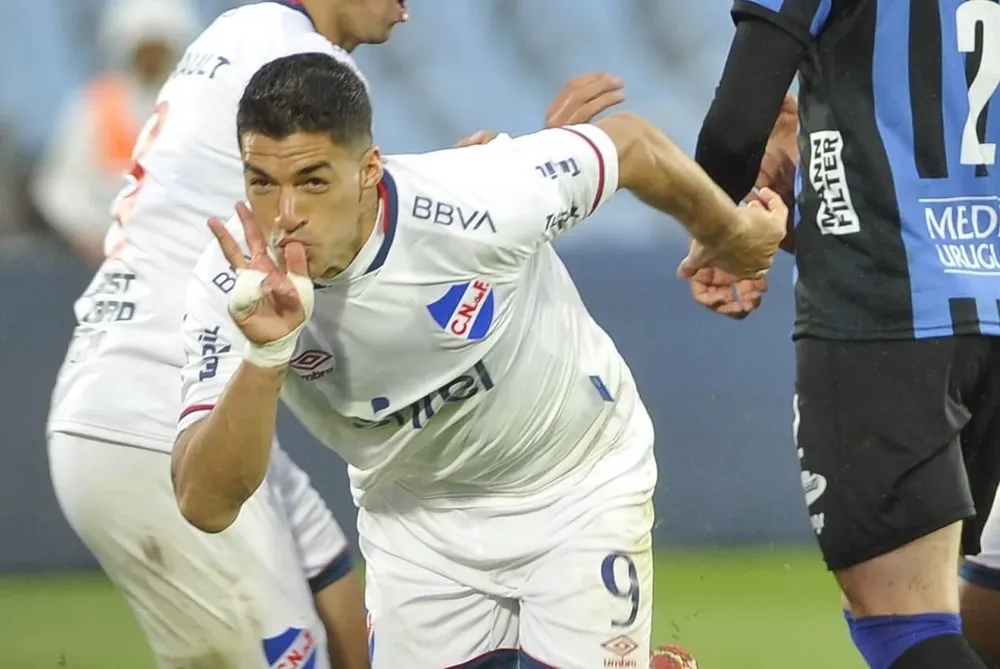 Luis Suárez convierte el 2-1 en Liverpool Nacional por la semifinal del Uruguayo Luis Suárez convierte el 2-1 en Liverpool Nacional por la semifinal del Uruguayo