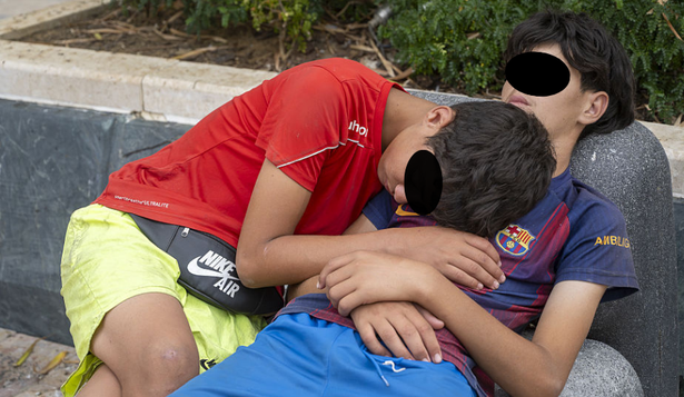 Centenares de niños marroquíes se encuentran en las calles de Ceuta a la espera de recibir atención.
