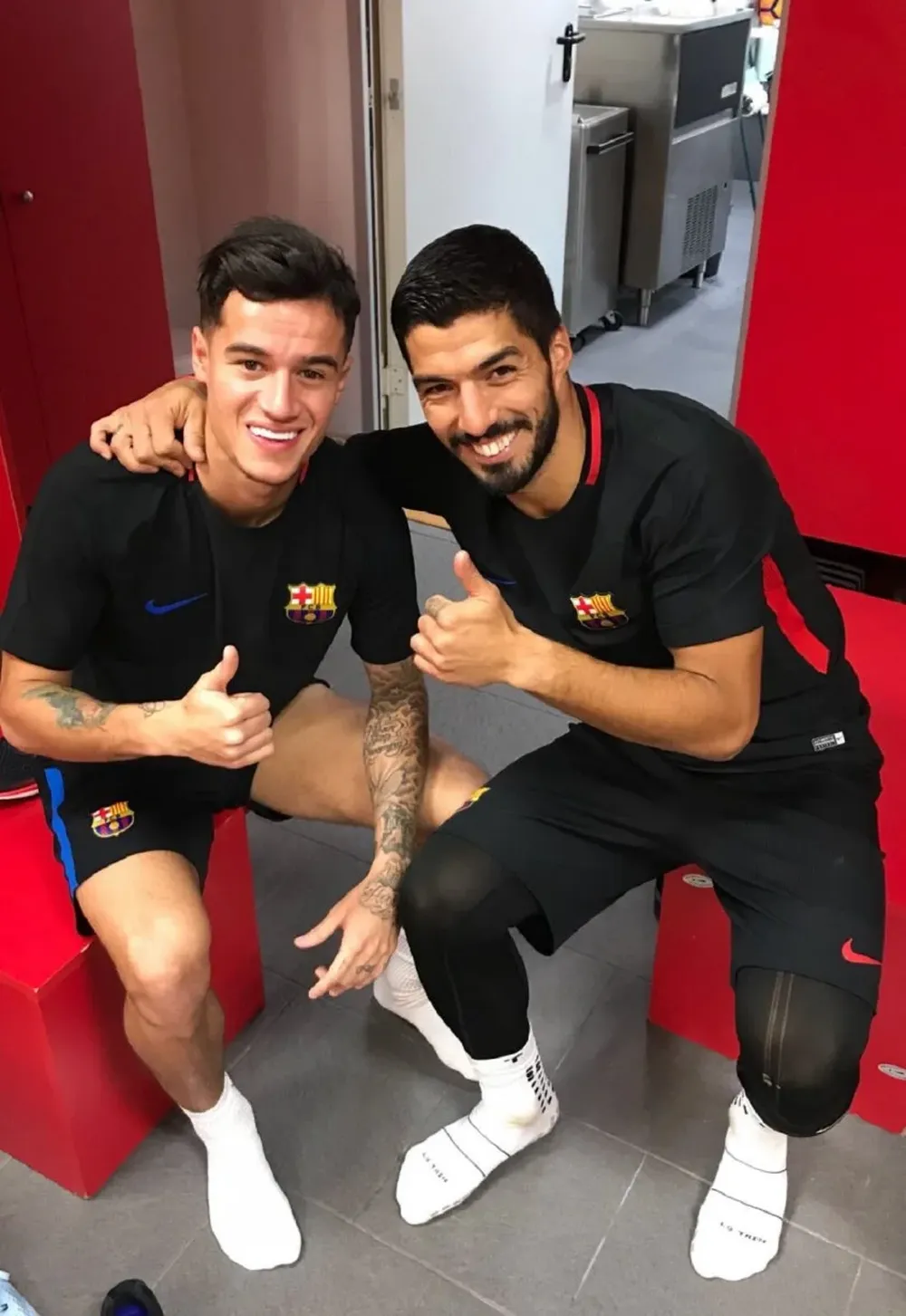Coutinho y Suárez en el vestuario de Barcelona