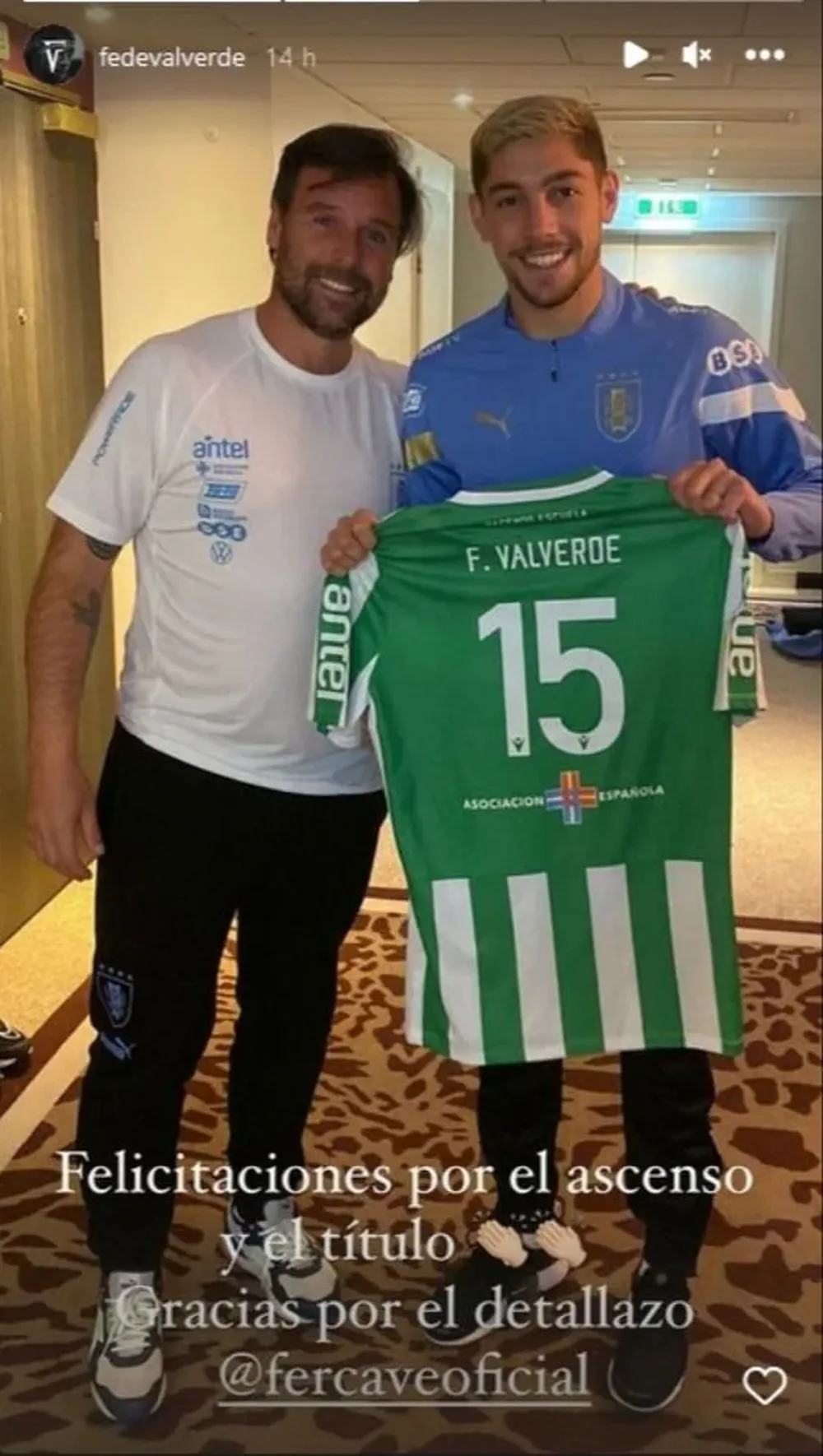 Federico Valverde y Fernando Cavenaghi con la camiseta de Racing