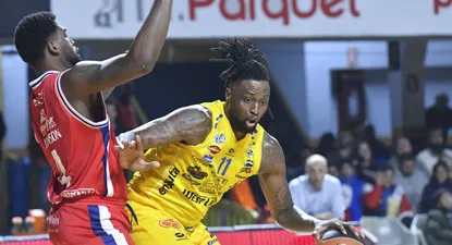 Hassell marcado por Jaylen Johnson