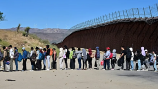 Inmigrantes continúan cruzando la frontera rumbo a Estados Unidos