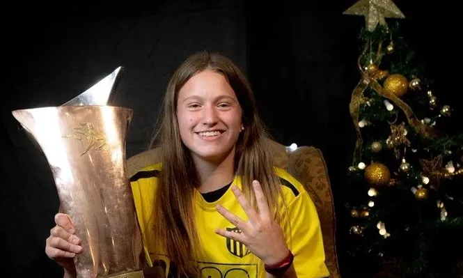 Lucía Flores con el trofeo
