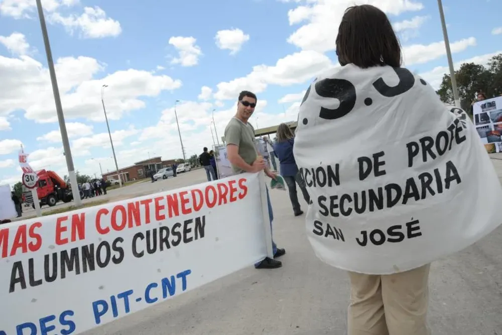 Alrededor de 60 docentes protestaron en la ruta