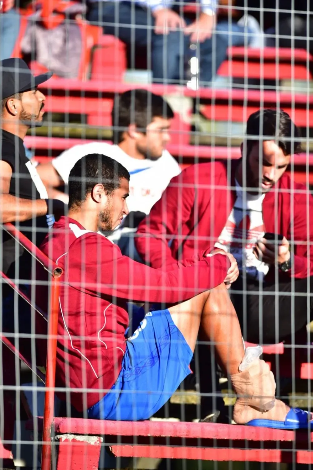 Tras la lesión, Arismendi siguió el partido desde la tribuna
