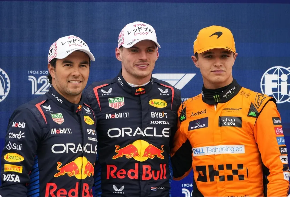 El neerlandés Max Verstappen, de Red Bull, posa junto a su compañero Sergio Pérez, y al británico Lando Norris, de MacLaren