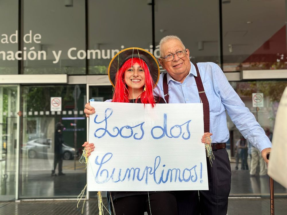 La joven junto a su abuelo