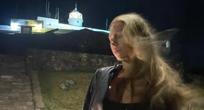 la actriz espanola ester exposito visito la fortaleza del cerro de noche: mira las fotos