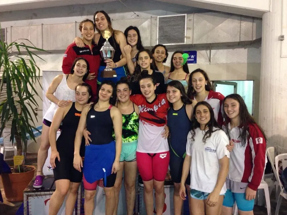 Las chicas de Olimpia con la copa del Nacional
