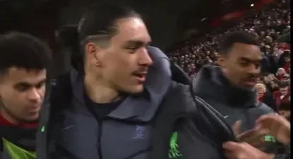 La mano de Jürgen Klopp agarra la campera de Darwin Núñez luego de la victoria de Liverpool, para darle un abrazo