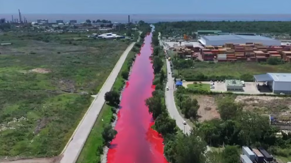 El arroyo Sarandí se tiñó de rojo