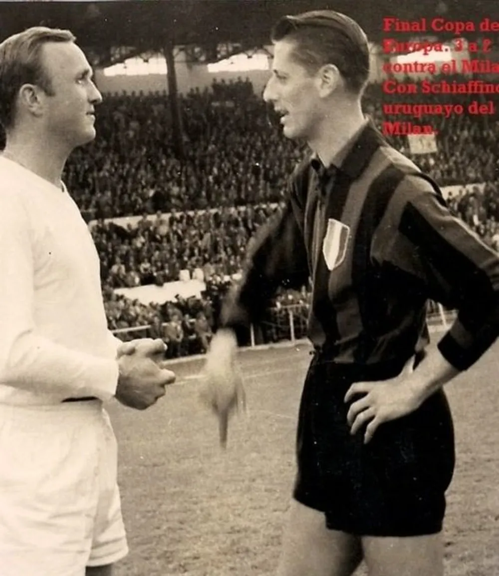 Jos&eacute; Emilio Santamar&iacute;a de Real Madrid y Juan Alberto Schiaffino de Milan, en la final de la Copa de Campeones de Europa, hoy Champions League