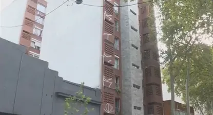 Captura de pantalla de Telemundo con el edificio grafiteado en Rodó y Minas