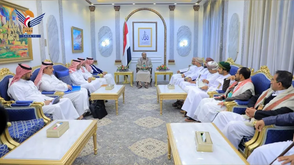 Mahdi Muhammad Al-Mashat, jefe del Consejo Político Supremo de Yemén, recibe en Saná a las delegaciones de Omán y Arabia Saudita. Agencia de noticias de Yemen (SABA).