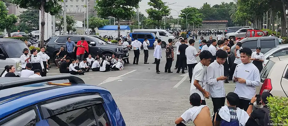 Alumnos evacuados de una escuela de Filipinas.