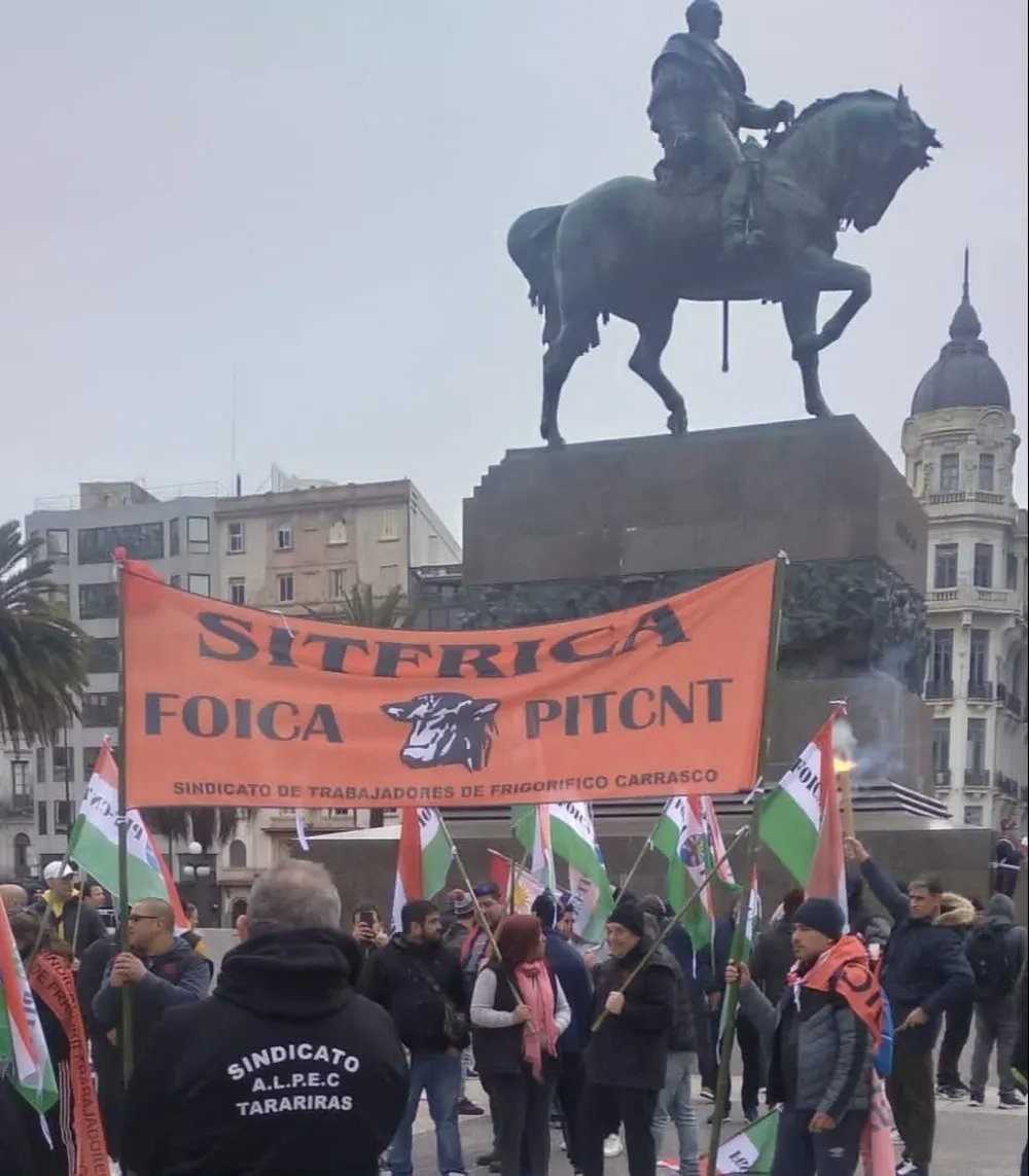 Concentración en la Plaza Independencia.