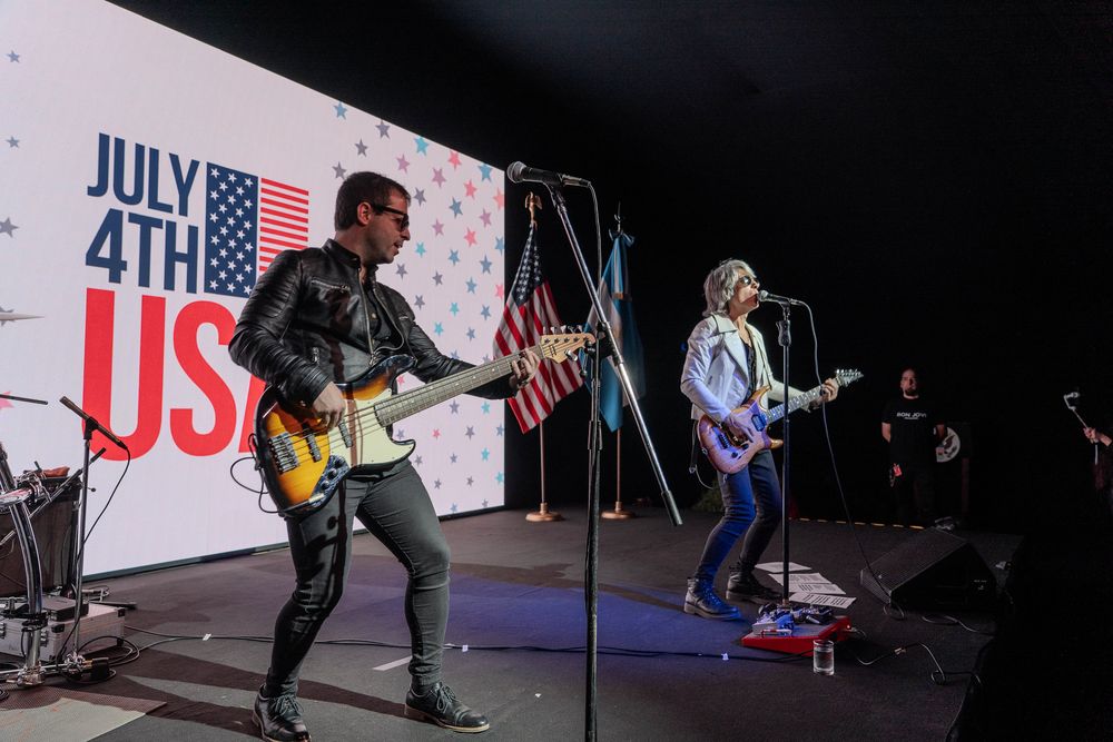 Una banda tributo a Bon Jovi cerró el festejo por el Día de la Independencia de los Estados Unidos en el Palacio Bosch