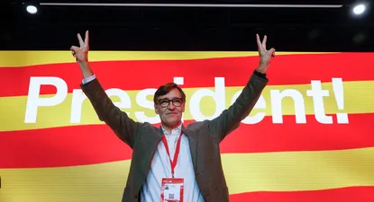 El primer secretario del PSC, Salvador Illa, saluda tras ser elegido primer secretario del PSC y candidato a presidente de la Generalitat de Cataluña durante la segunda jornada del XV Congreso del PSC que se celebra en Barcelona.