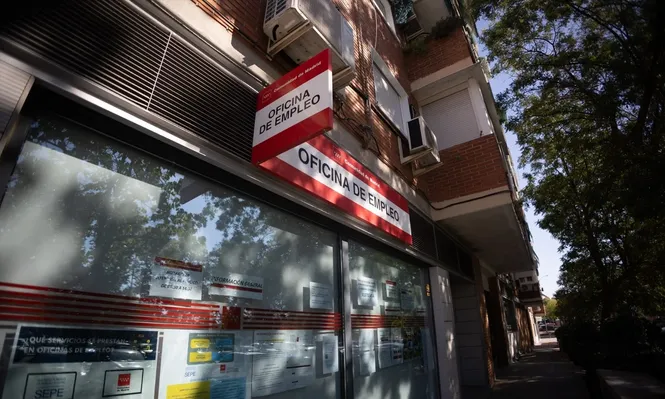 Fachada de una oficina de empleo.