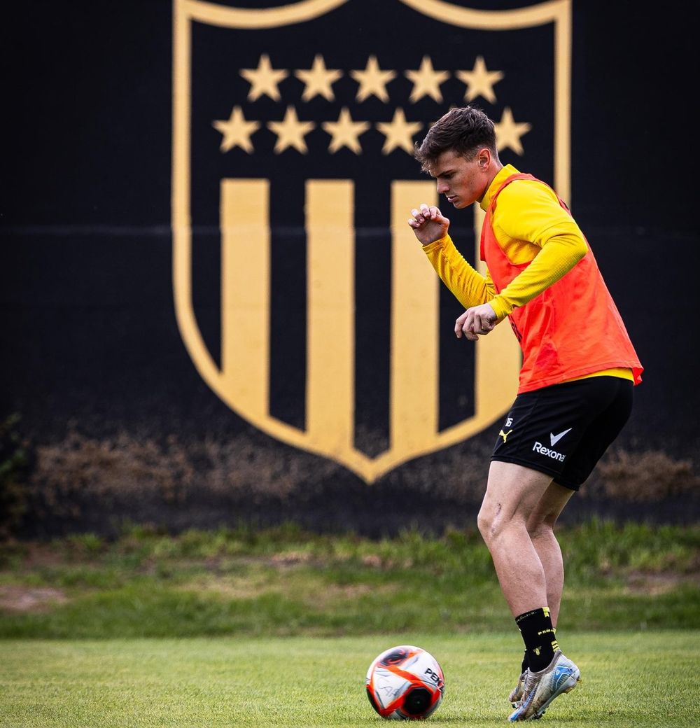 Tomás Olase volvió a entrenar con el primer equipo de Peñarol luego de casi ocho meses de recuperación tras su lesión de rotura de ligamentos cruzados de una de sus rodillas Tomás Olase volvió a entrenar con el primer equipo de Peñarol luego de casi ocho meses de recuperación tras su lesión de rotura de ligamentos cruzados de una de sus rodillas