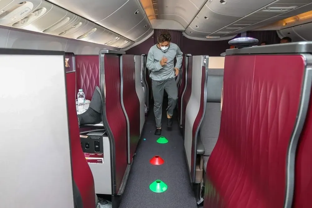 Conitos en el pasillo del avión y a entrenar