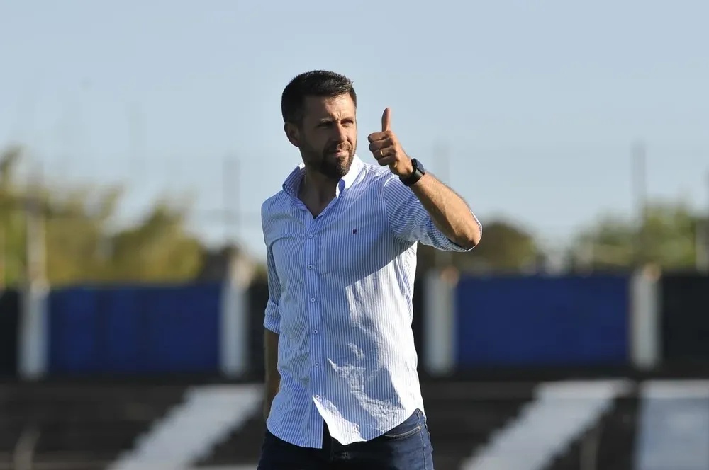 Paulo Pezzolano, DT de Livepool, líder de la Serie B