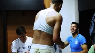 Luis Suárez intercambió su camiseta con un juvenil de Gremio que se la pidió en el vestuario