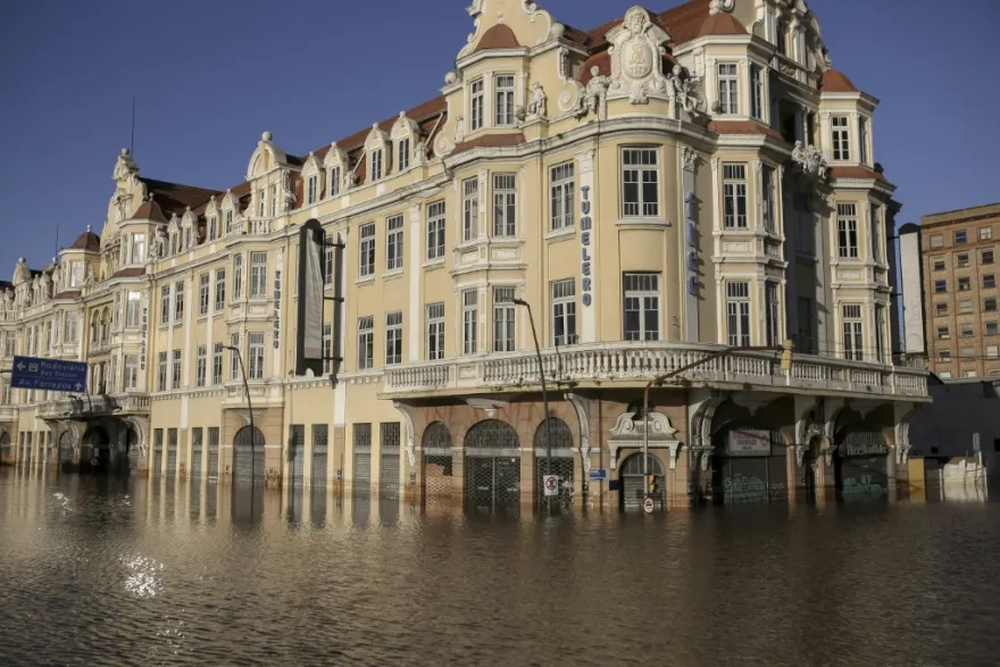 Una calle inundada en el centro histórico de Porto Alegre, estado de Rio Grande do Sul, Brasil