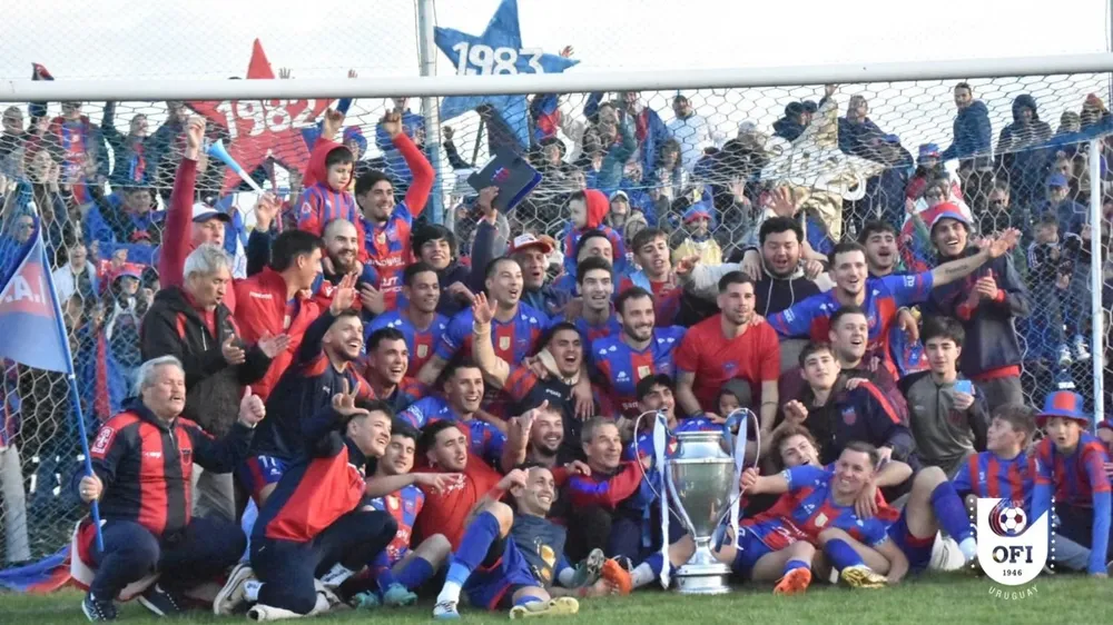 El plantel de 18 de Julio de Fray Bentos festeja el título de la Copa Nacional de Clubes de la Divisional B de OFI