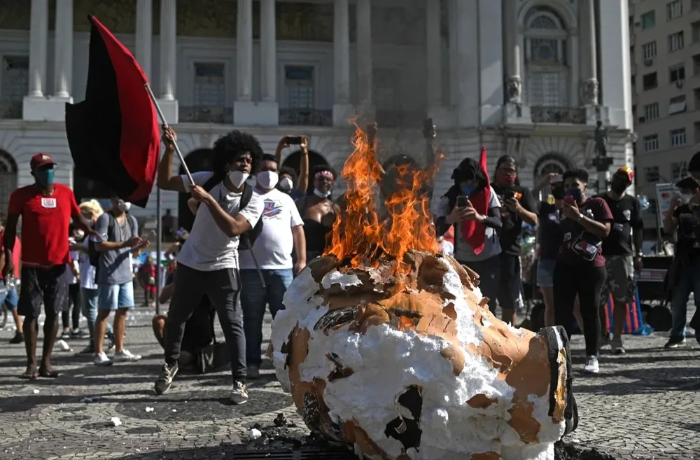 Manifestastes prendieron fuego un muñeco que representaba al presidente Bolsonaro, durante una protesta en el centro de Río de Janeiro, 29 de mayo 2021
