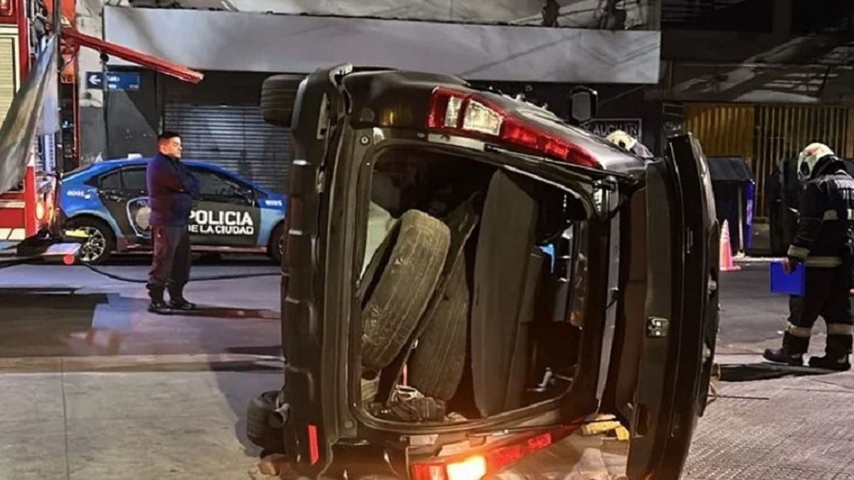 Chocó su camioneta contra un auto estacionado, terminó volcando y ...