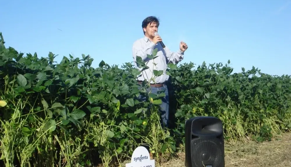 Lucas Mialick, investigador en soja de Brasil, presentando la nueva variedad Intacta de Syngenta