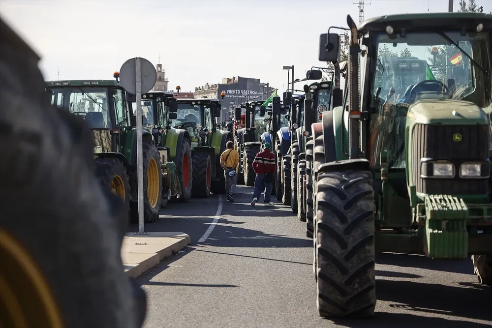 Tractores cortan el paso durante la decimoséptima jornada de protestas de los tractores en las carreteras españolas.