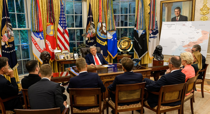 tras la reveladora foto en el despacho oval, donald trump se proclama presidente de europa