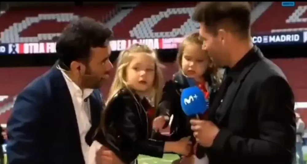 Diego Simeone y sus hijas en plena nota de TV