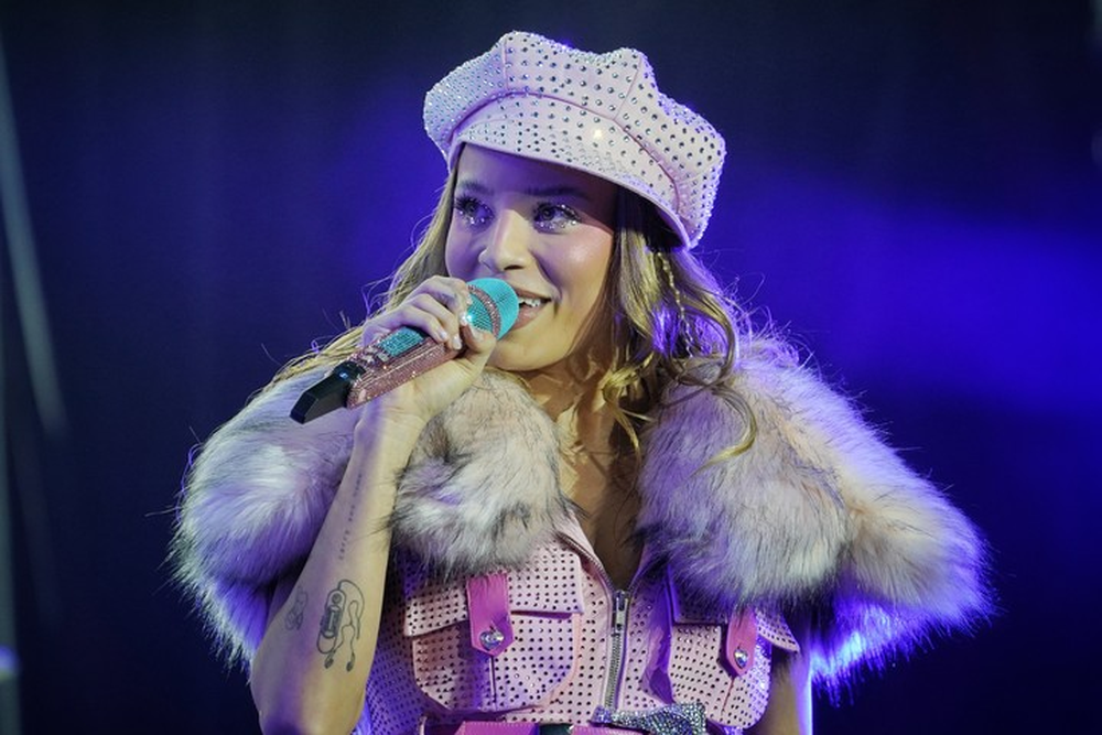 Emilia Mernes cautivó a 35 mil personas en Vélez con invitados estelares y momentos emotivos